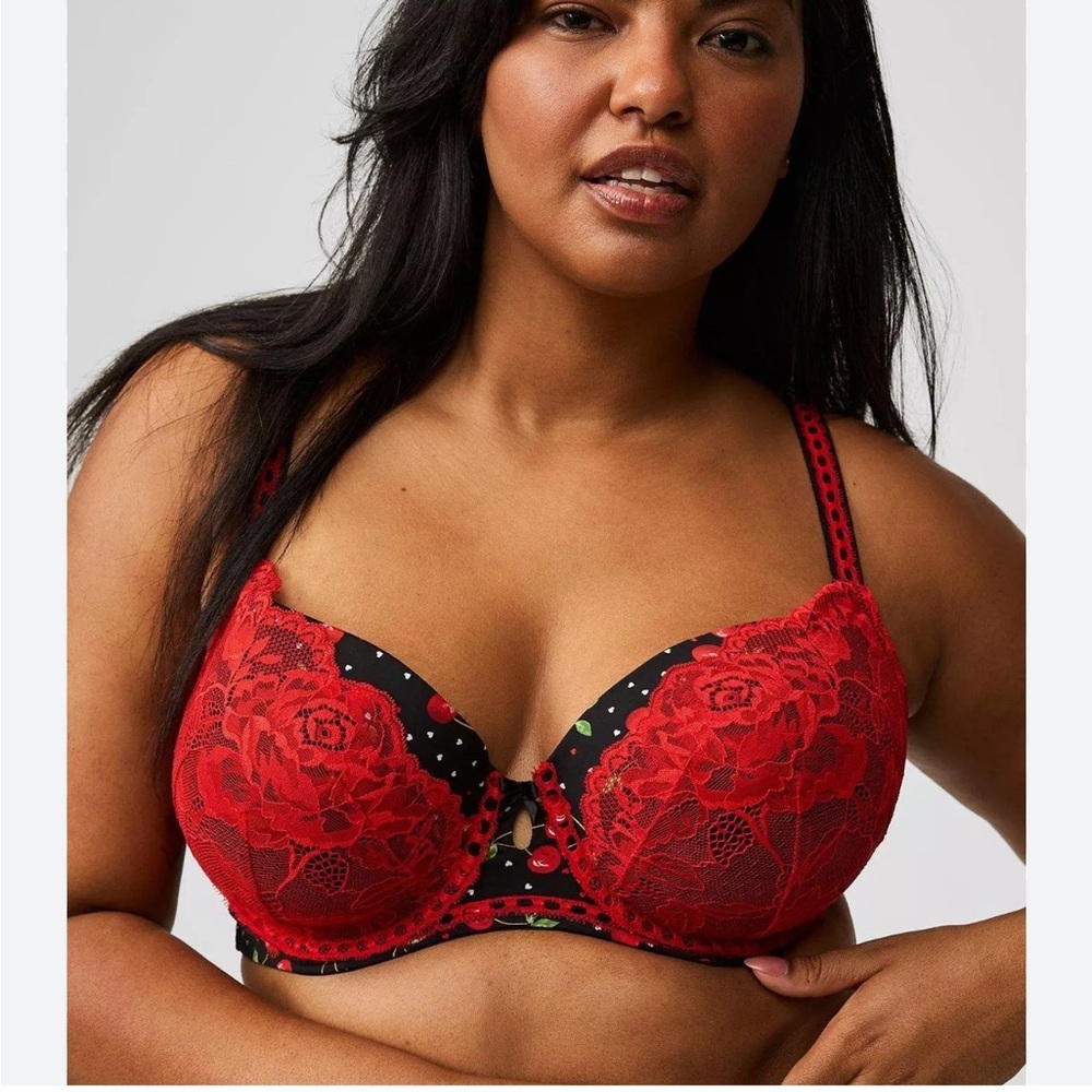 TORRID LIGHTLY LINED T-SHIRT BRA SZ 46DDD BLACK RED CHERRY SEXY GRUNGE WHIMSICAL